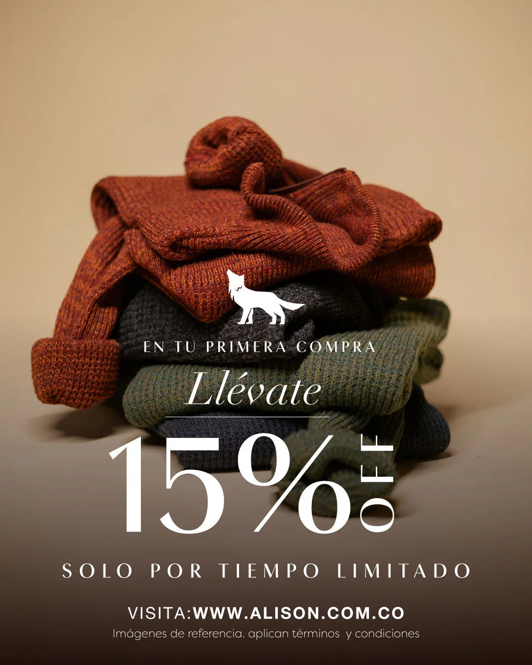 Ropa de punto para mujer y hombre en tonos tierra, apilada sobre fondo beige, promoción 15% off