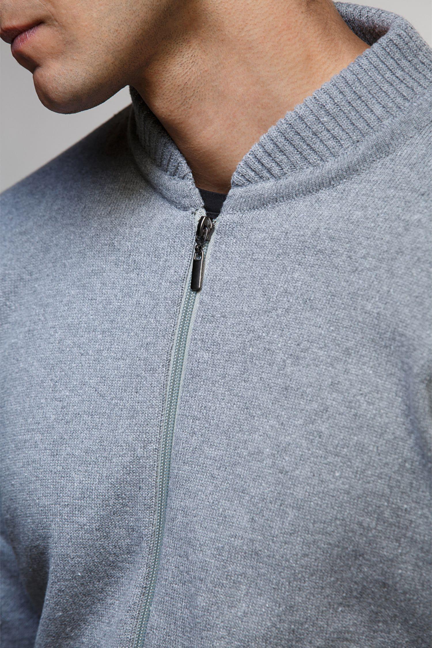 Cerrar de chaqueta gris de punto para hombre con cremallera y cuello tejido