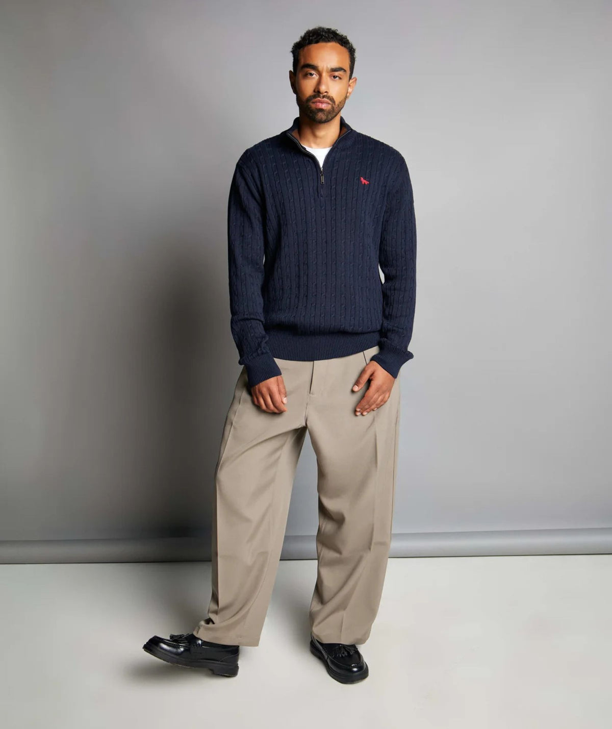Suéter Palmira azul oscuro con pantalón beige - look completo