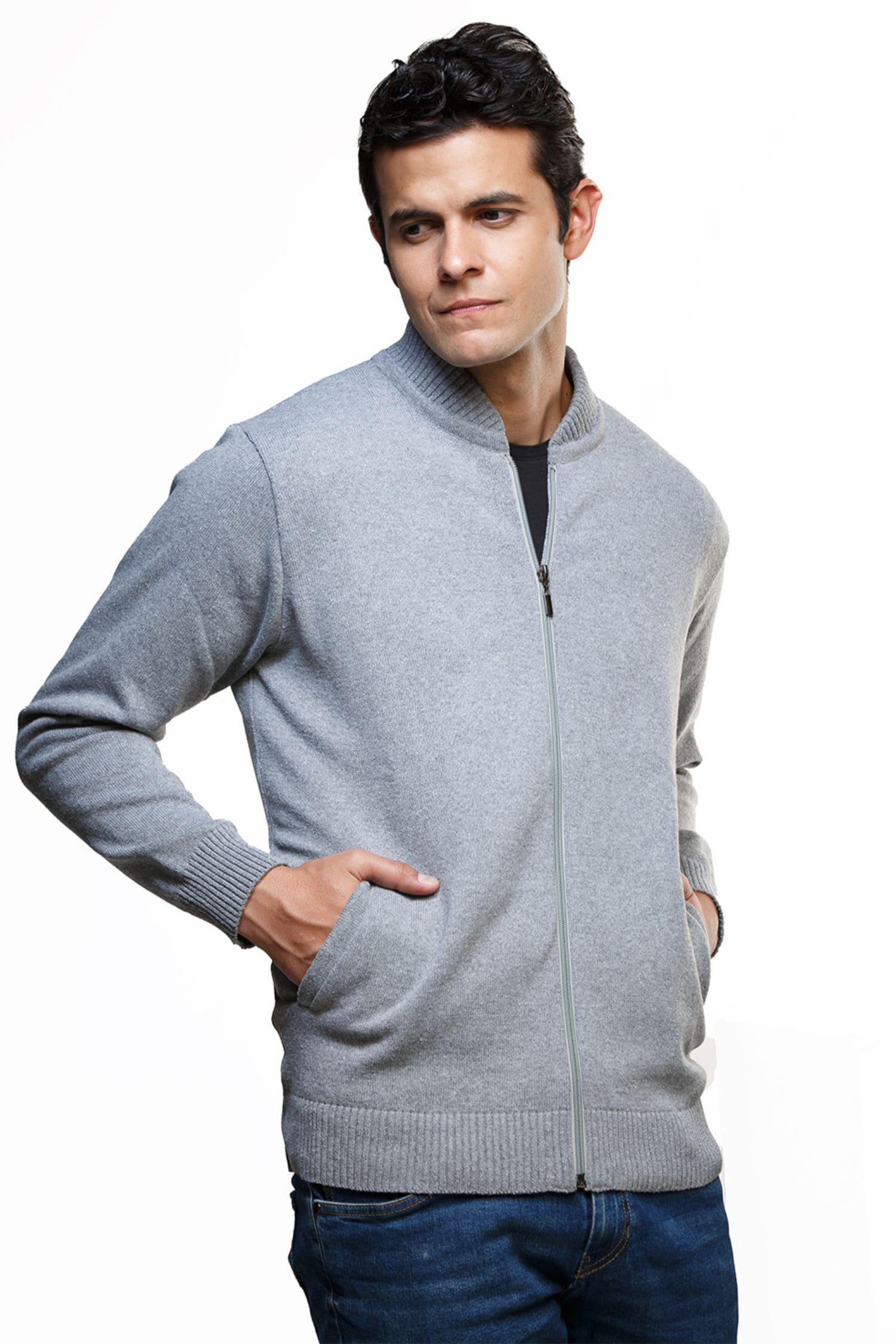 Hombre con chaqueta gris de punto, cremallera completa y bolsillos, estilo casual