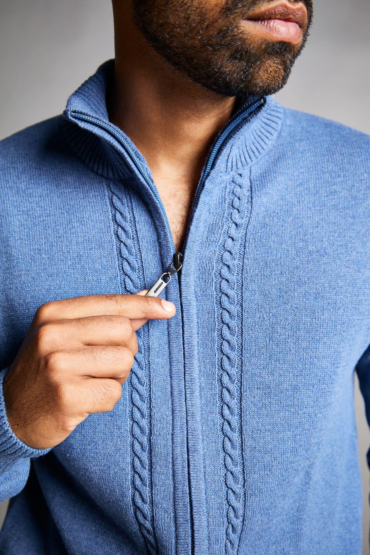 Suéter azul de tejido de punto para hombre con cierre de cremallera y detalles trenzados