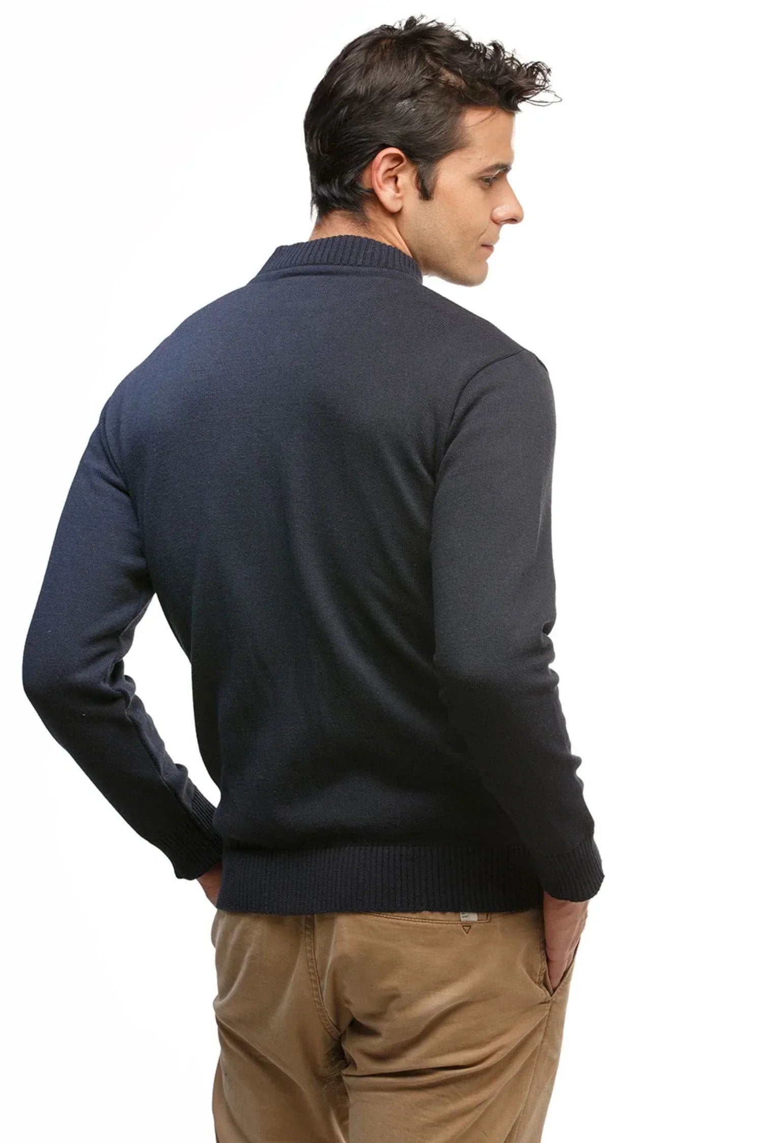 Hombre de espaldas con suéter azul oscuro de punto y pantalón beige para hombre