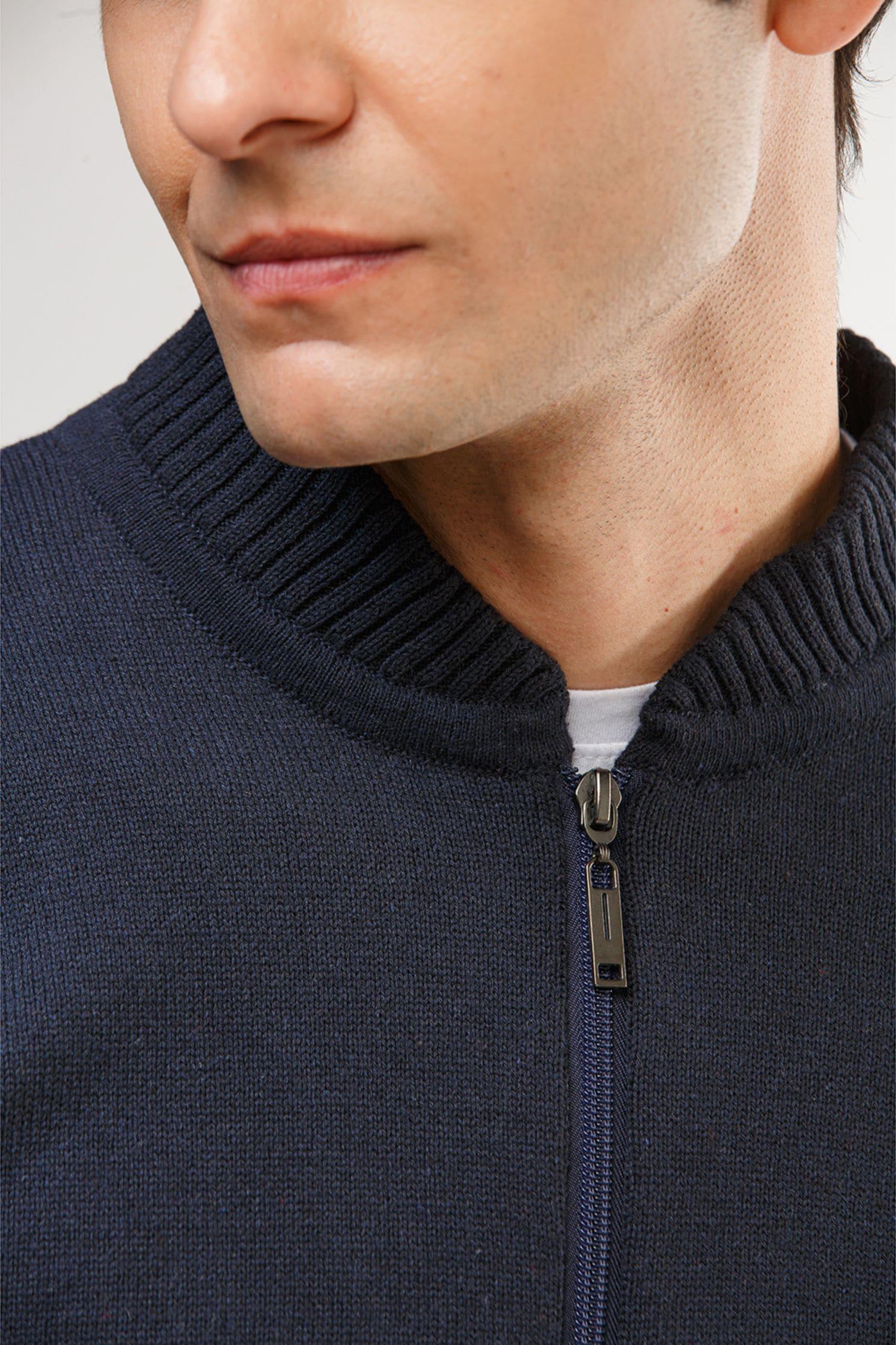 Detalle de suéter tejido azul marino con cremallera para hombre