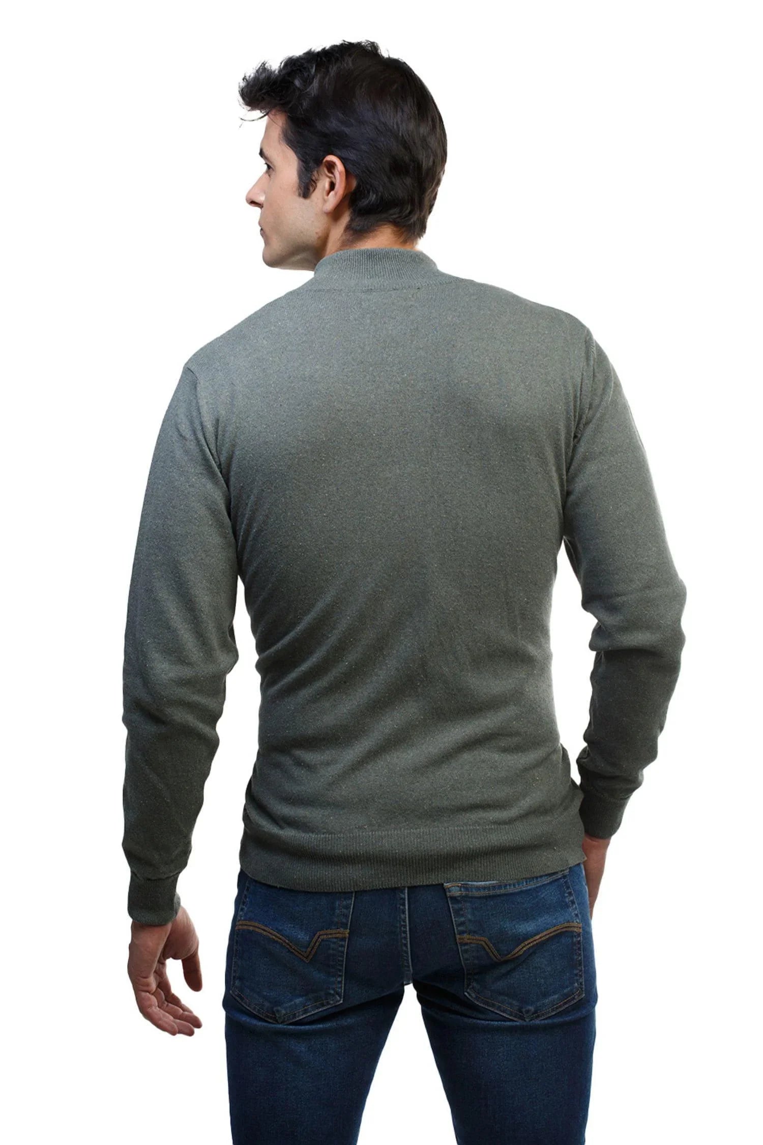 Hombre de espaldas con suéter gris de punto y jeans azules sobre fondo blanco