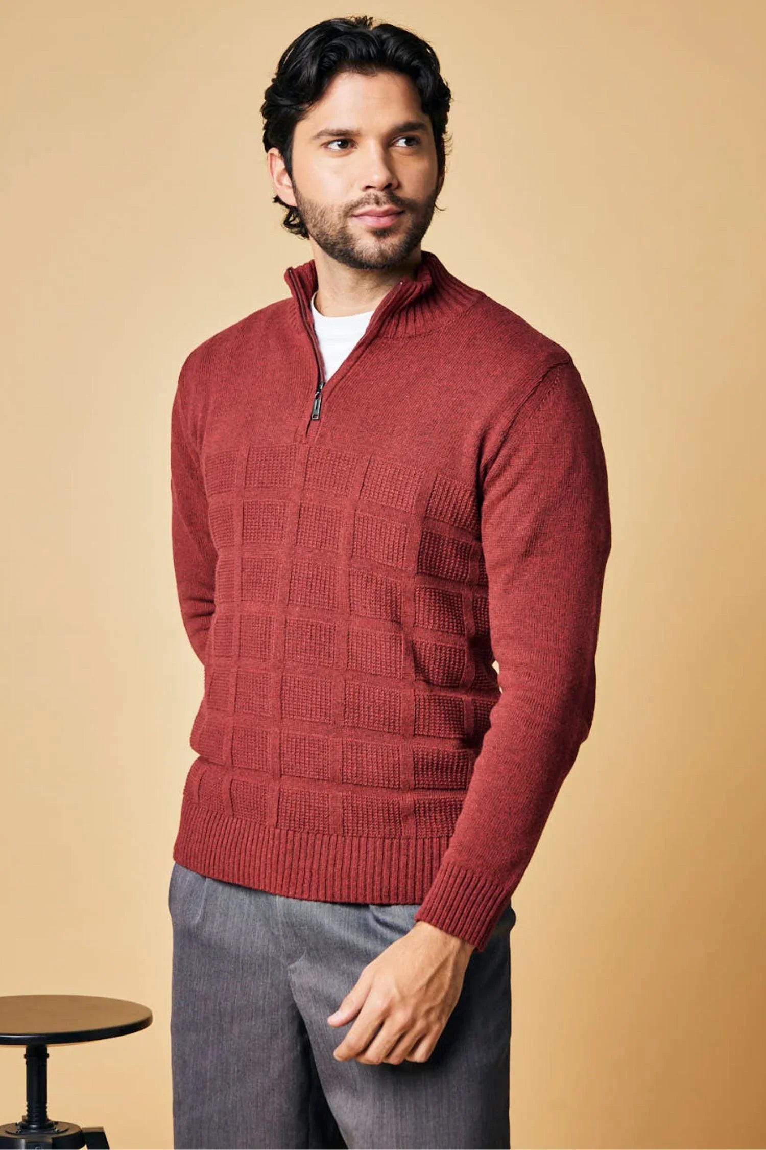 Hombre con suéter tejido burdeos cuello medio y cierre, ropa de punto para hombre elegante