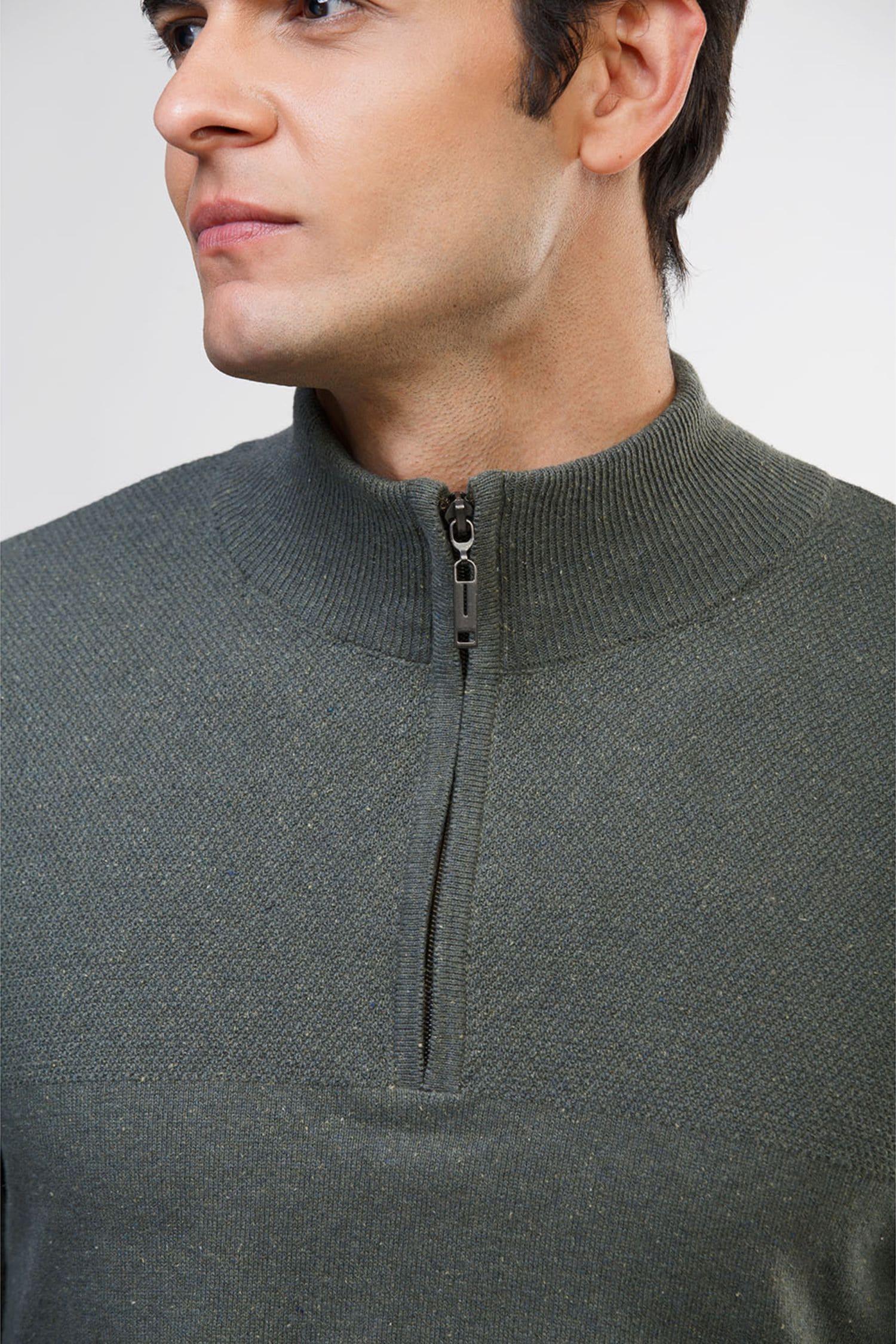 Hombre con suéter tejido de punto verde oliva y cierre medio, ropa masculina moderna.