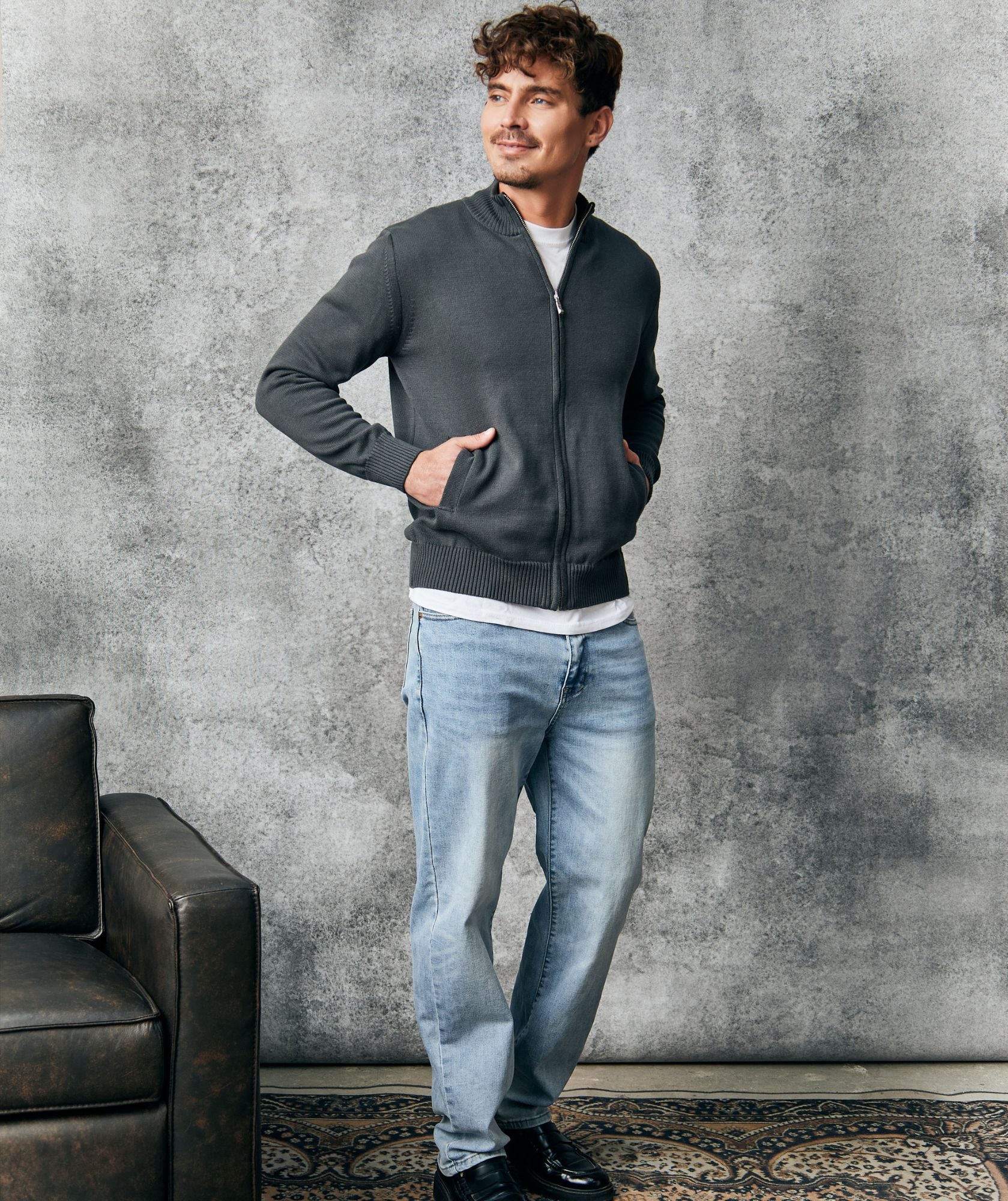 Chaqueta Gris Tejida con Cremallera y Cuello Alto