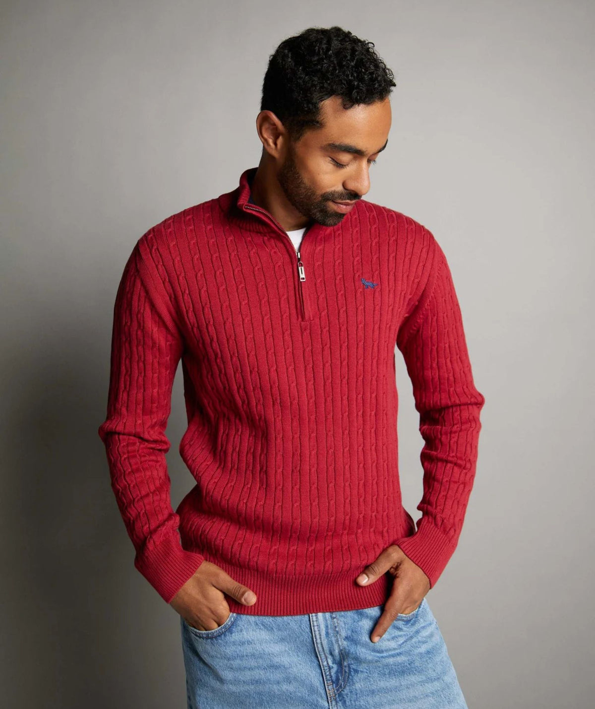 Suéter Palmira rojo Vino con pantalón azul - Medio Cuerpo