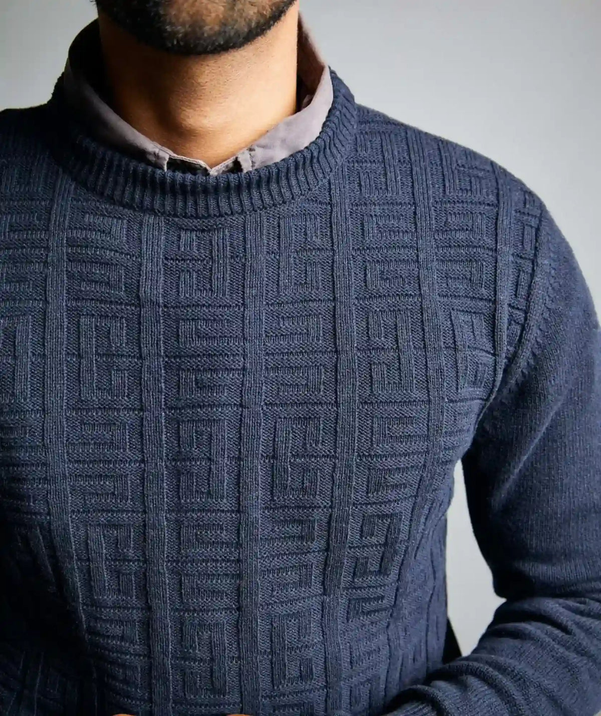 Suéter Bogotá - Cuello Redondo con Labrado Geométrico - cuerpo completo - Alison