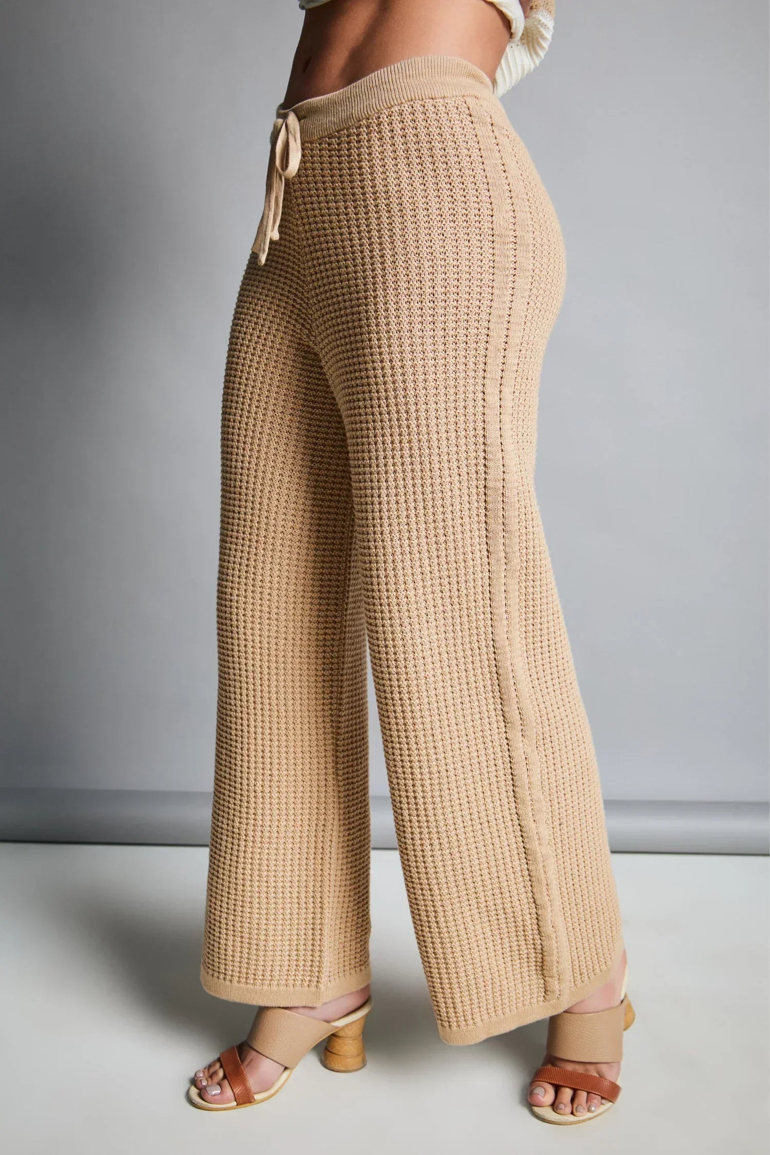 Pantalón tejido de punto beige para mujer, corte recto, a la moda y cómodo.