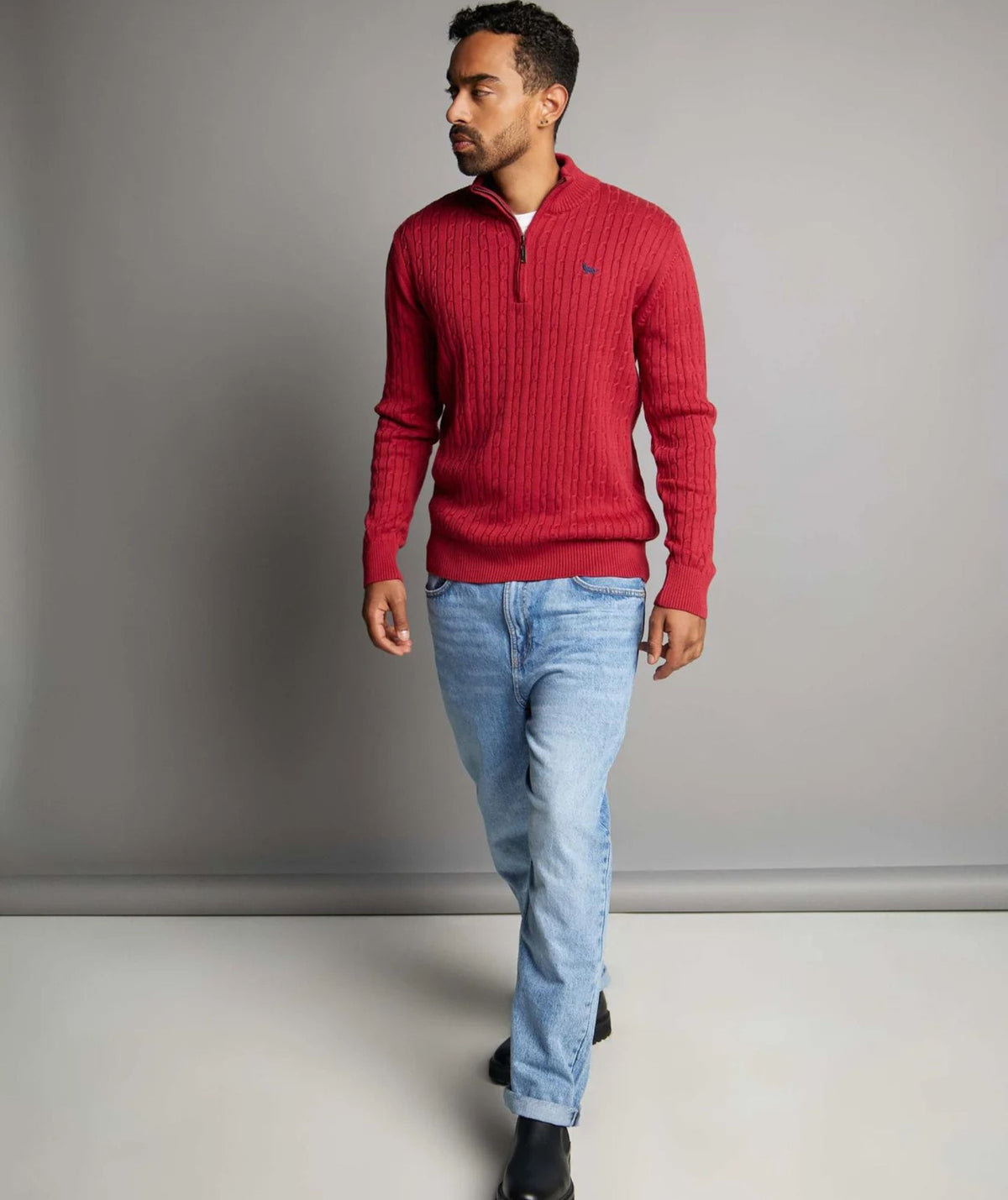Suéter Palmira rojo Vino con pantalón azul - Cuerpo Completo