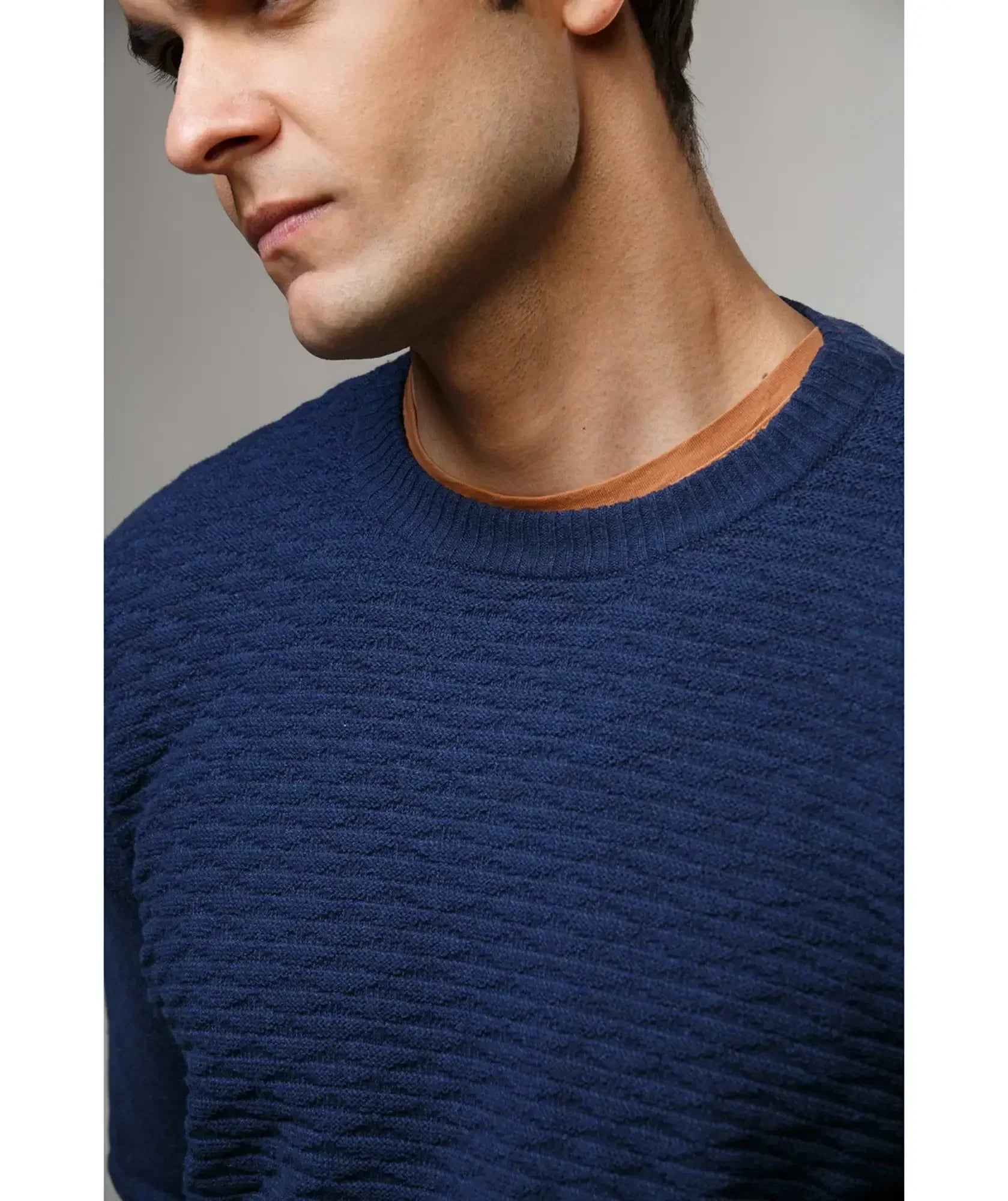 Suéter Nilo — Cuello Redondo con Textura Nido de Abeja