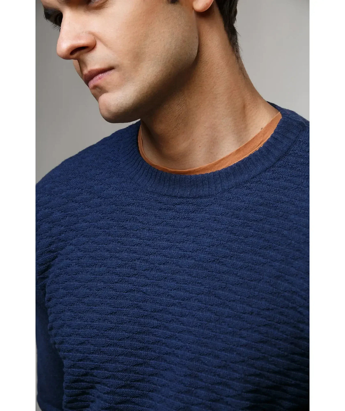 Suéter Nilo Azul - Cuello Redondo con Textura Nido de Abeja - detalle - Alison