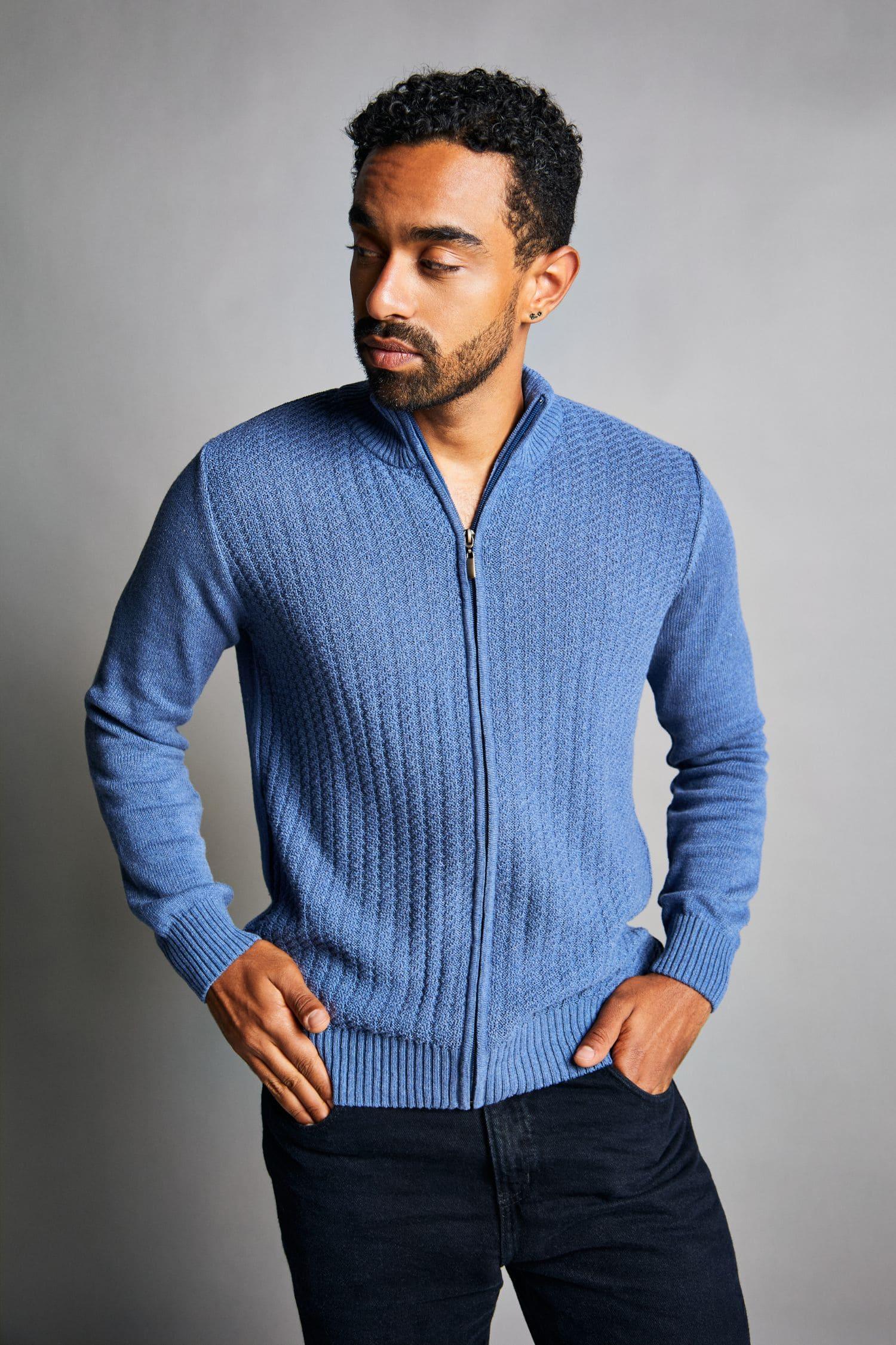 Hombre con chaqueta tejida azul de cremallera para hombre, moda casual elegante