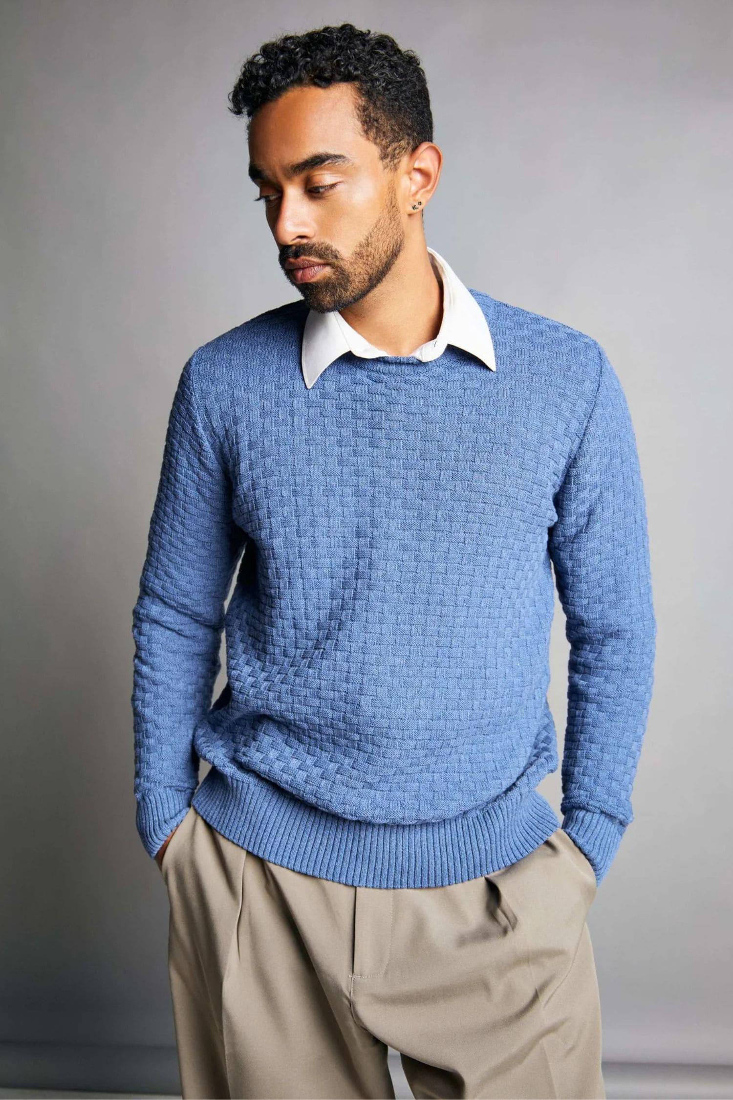 Hombre con suéter azul tejido de punto y camisa blanca, moda masculina elegante