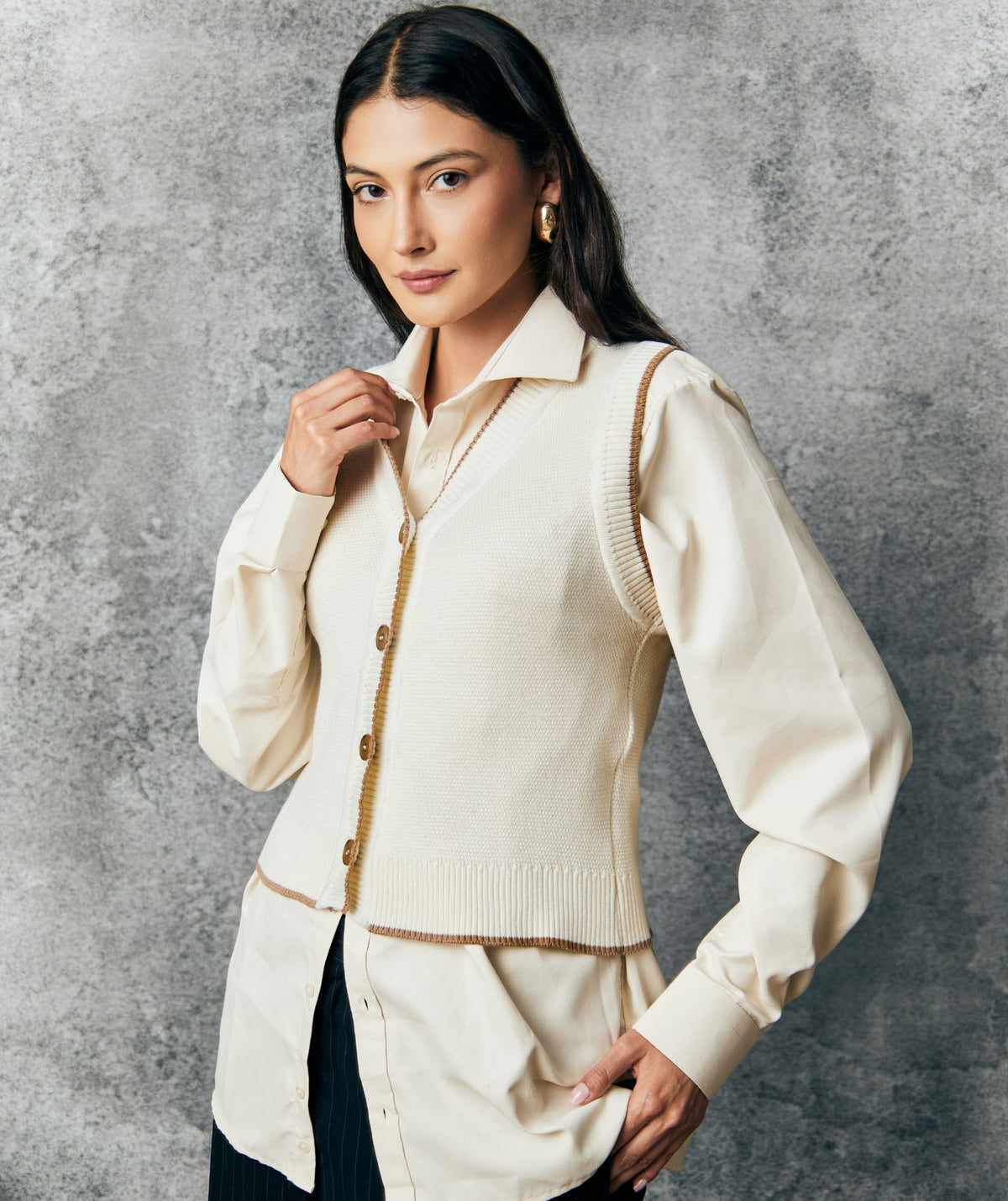 Chaleco Beige Tejido 100% Algodón con Cuello V - detalle - Alison
