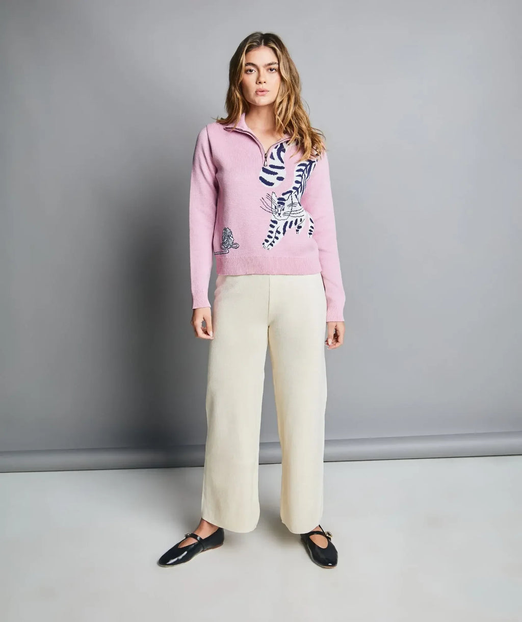 Mujer usando suéter rosa tejido en algodón con diseño de tigre Alison
