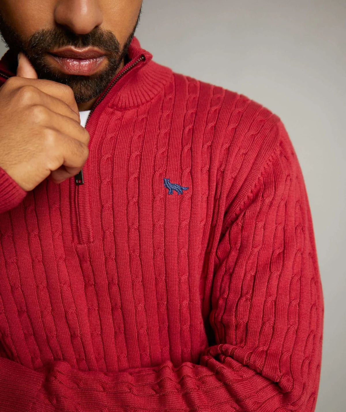 Suéter Palmira rojo Vino con pantalón azul - Detalle 