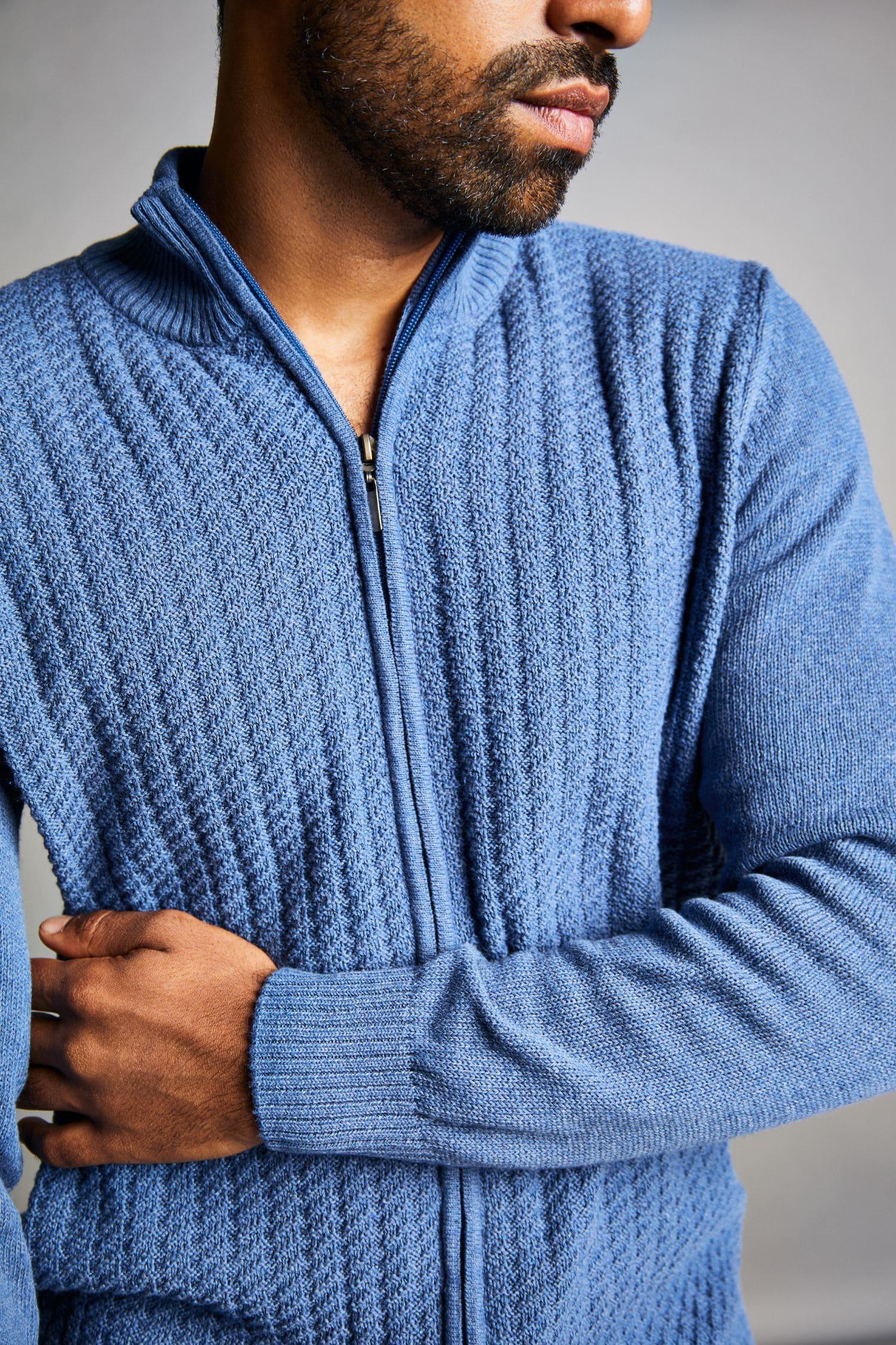 Suéter de punto para hombre color azul con cierre, textura tejida y cuello alto