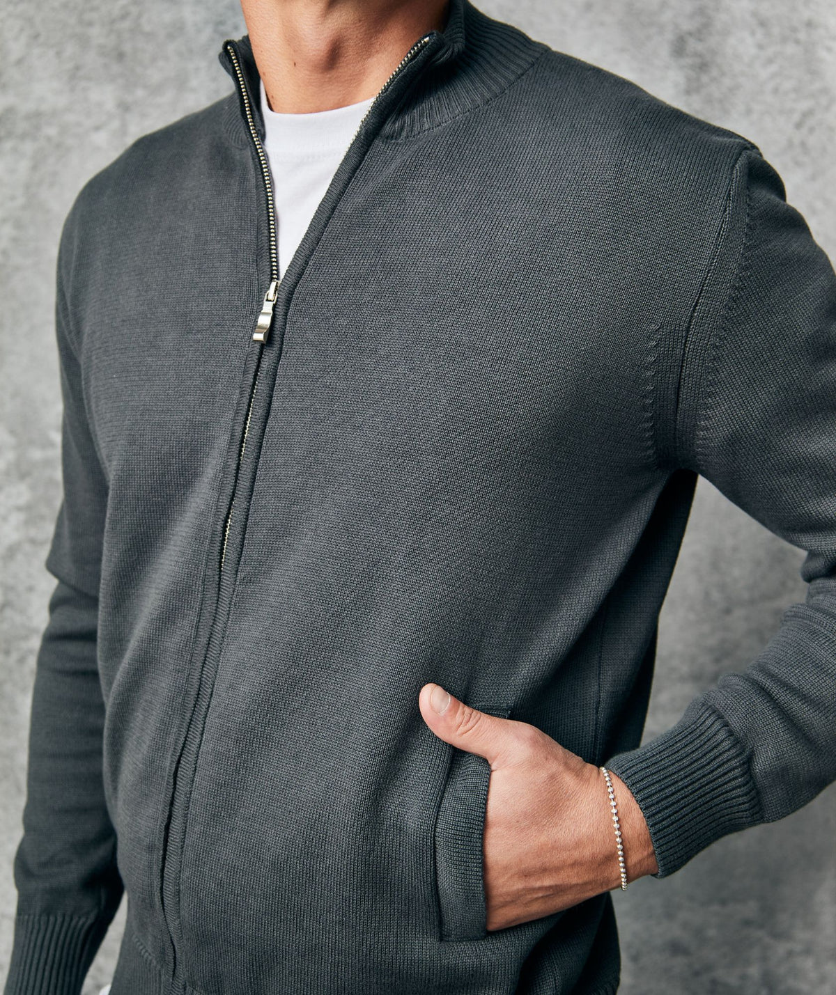 Chaqueta Gris Tejida con Cremallera y Cuello Alto - detalle - Alison