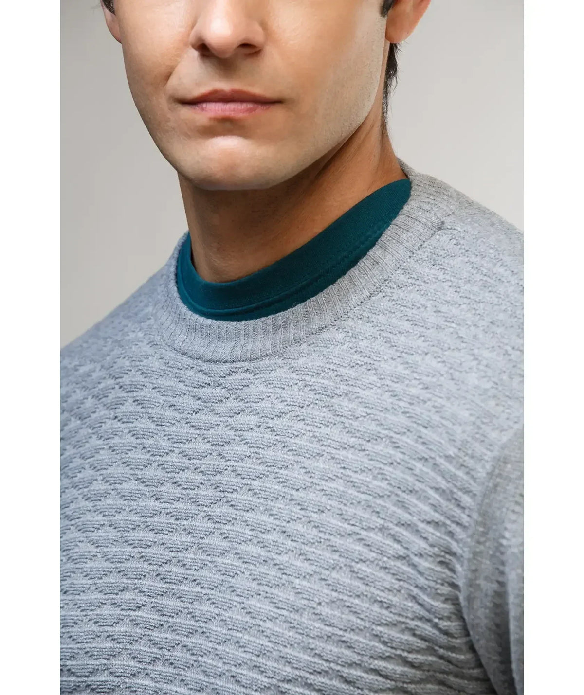 Suéter Nilo Gris - Cuello Redondo con Textura Nido de Abeja - detalle - Alison