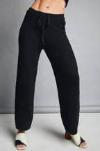 Pantalón tejido de mujer negro, corte recto y cintura ajustable, estilo casual y cómodo.