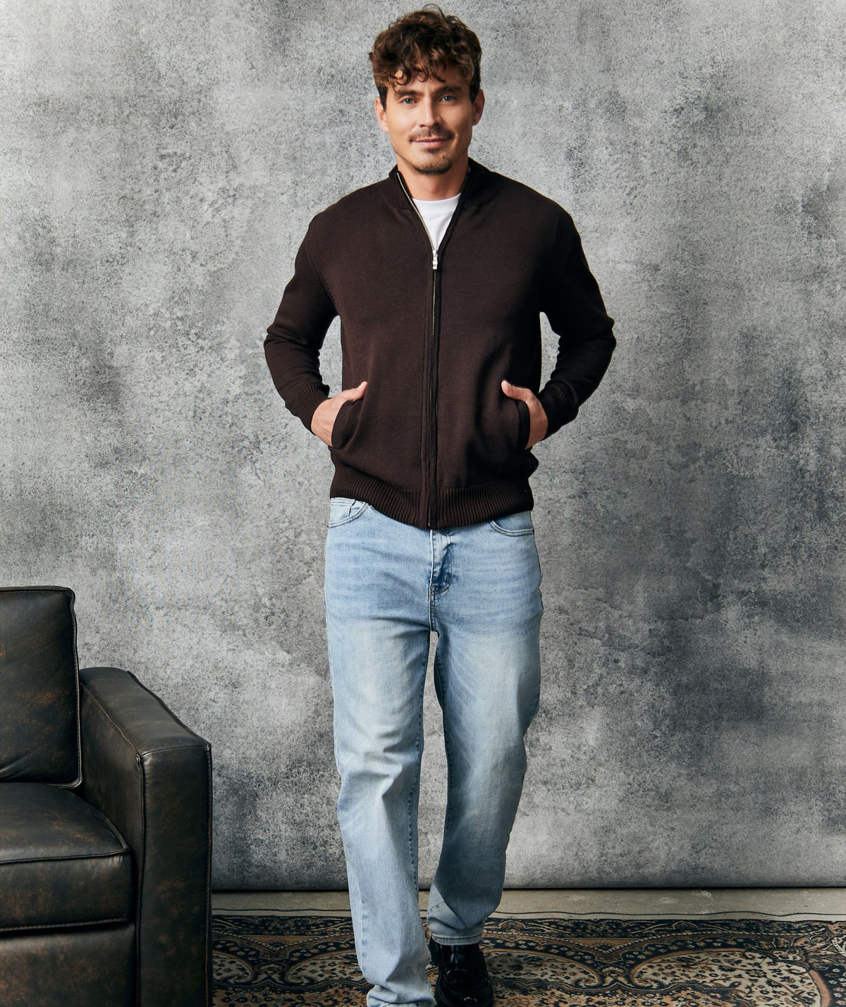Chaqueta Café Tejida con Cremallera y Cuello Alto - look completo - Alison