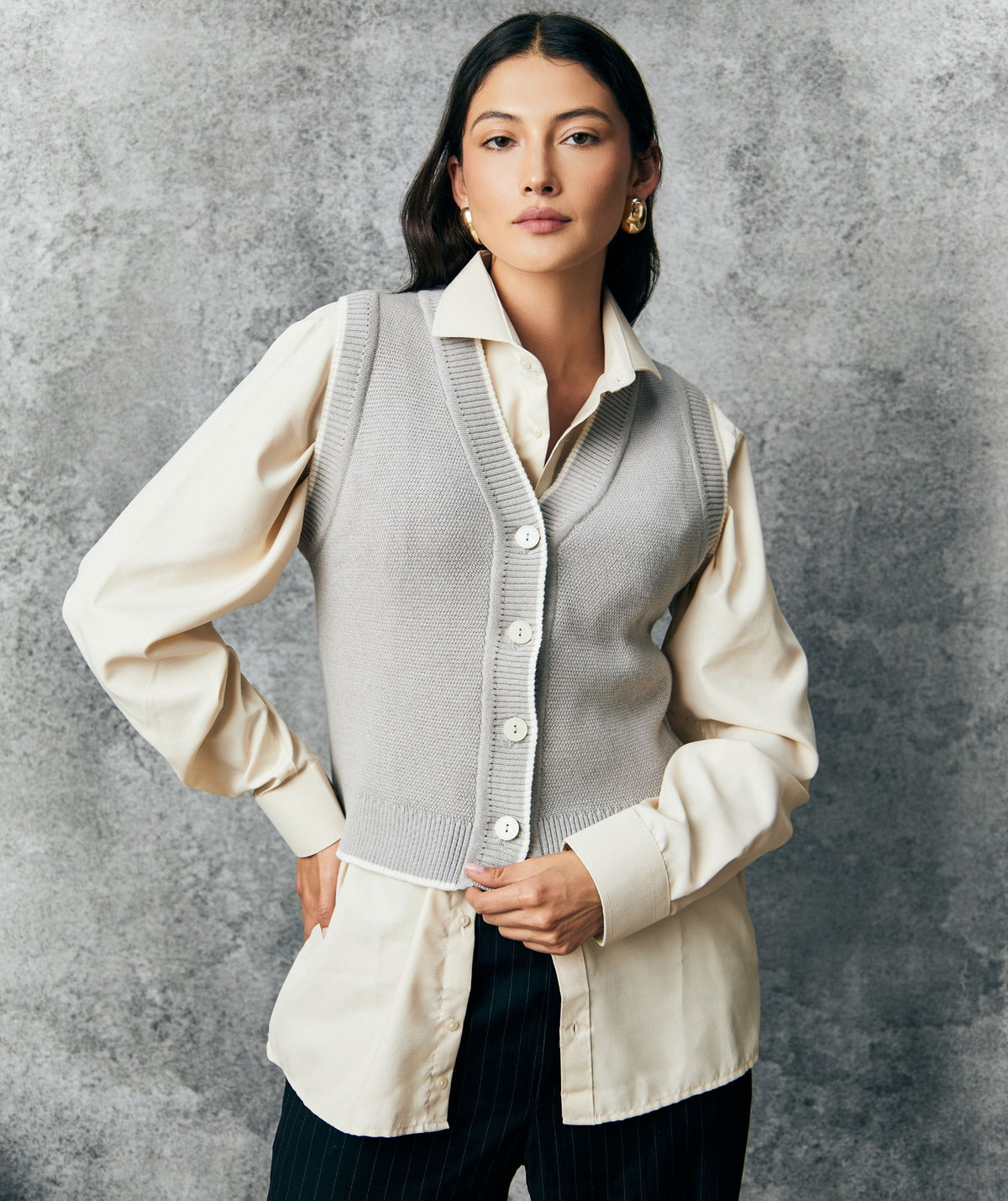 Chaleco Beige Tejido 100% Algodón con Cuello V - look completo - Alison