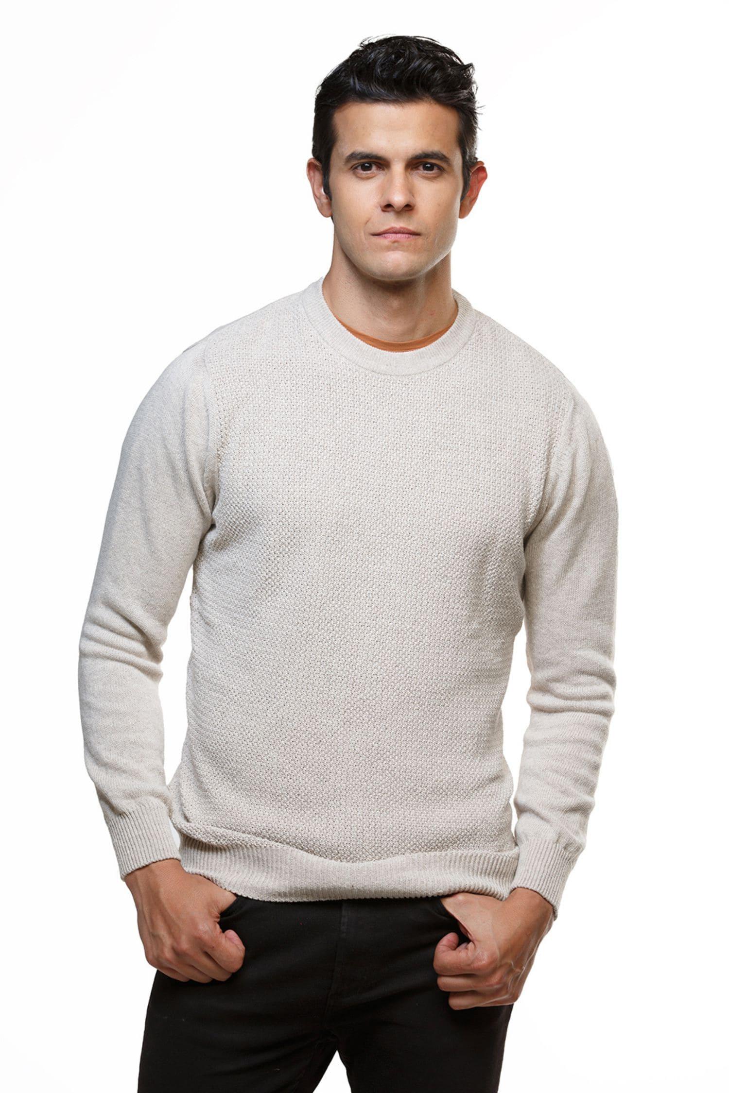 Hombre con suéter beige de punto para hombre, fondo blanco, estilo casual elegante