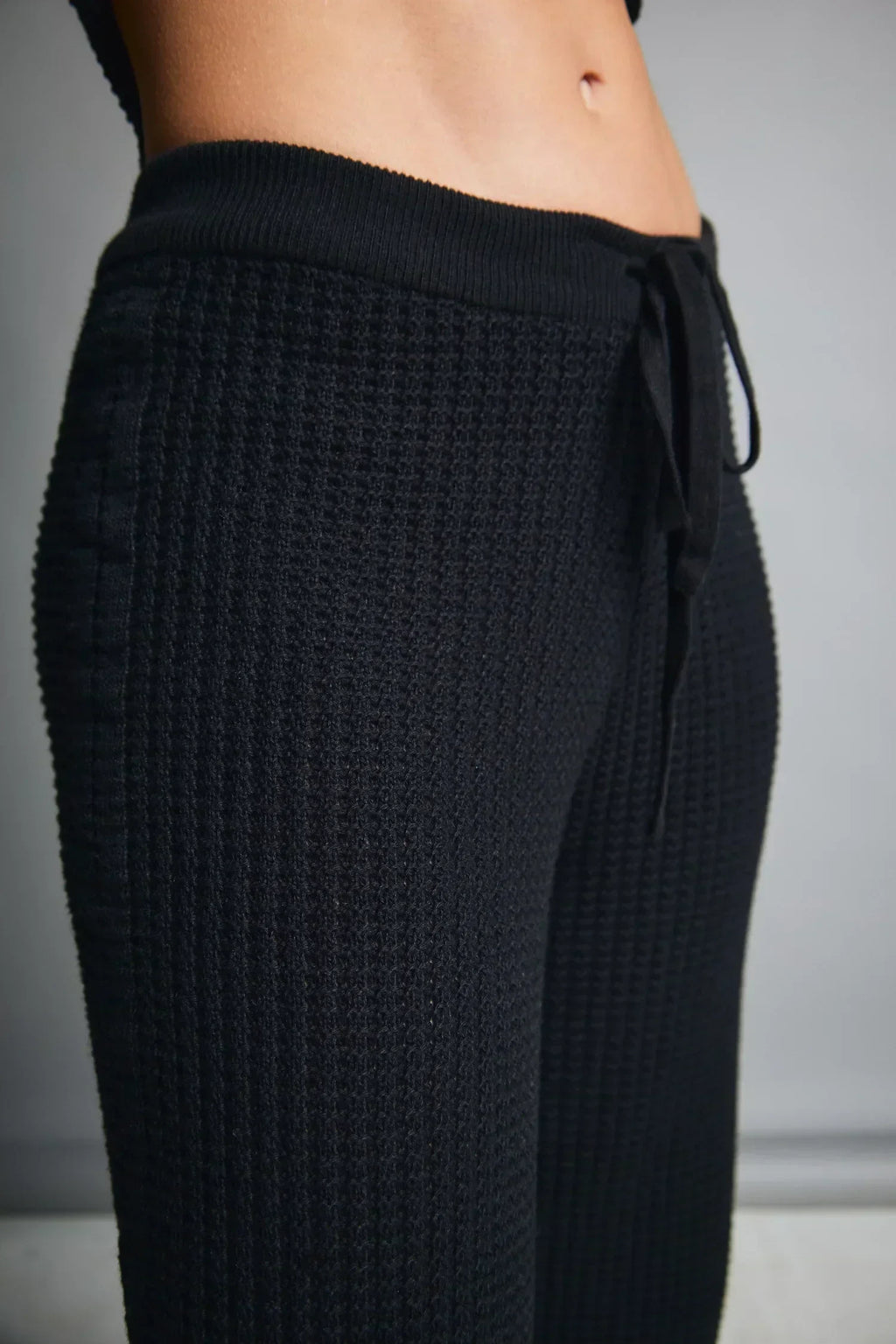 Pantalón tejido mujer negro con textura, pretina elástica y cordón, moda cómoda