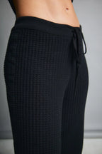 Pantalón tejido mujer negro con textura, pretina elástica y cordón, moda cómoda
