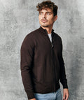 Chaqueta Marrón Tejida con Cremallera y Cuello Alto
