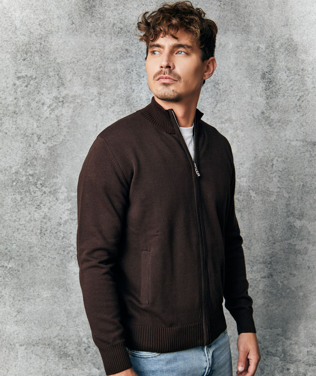 Chaqueta Café Tejida con Cremallera y Cuello Alto - detalle - Alison