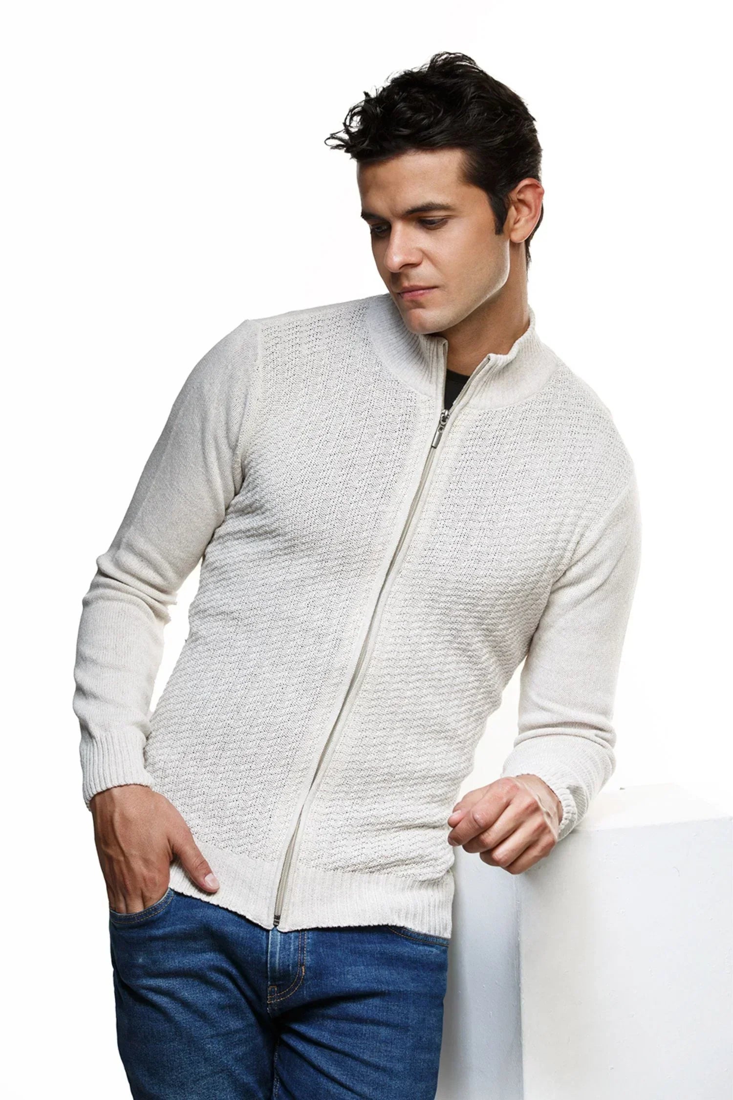 Hombre con chaqueta tejida blanca de punto, cierre frontal, moda casual masculina