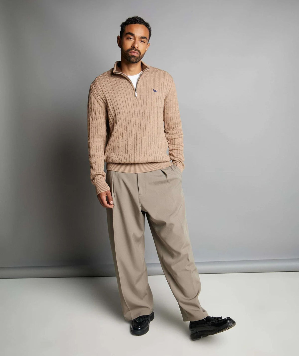 Suéter Palmira camel con pantalón beige - look complet
