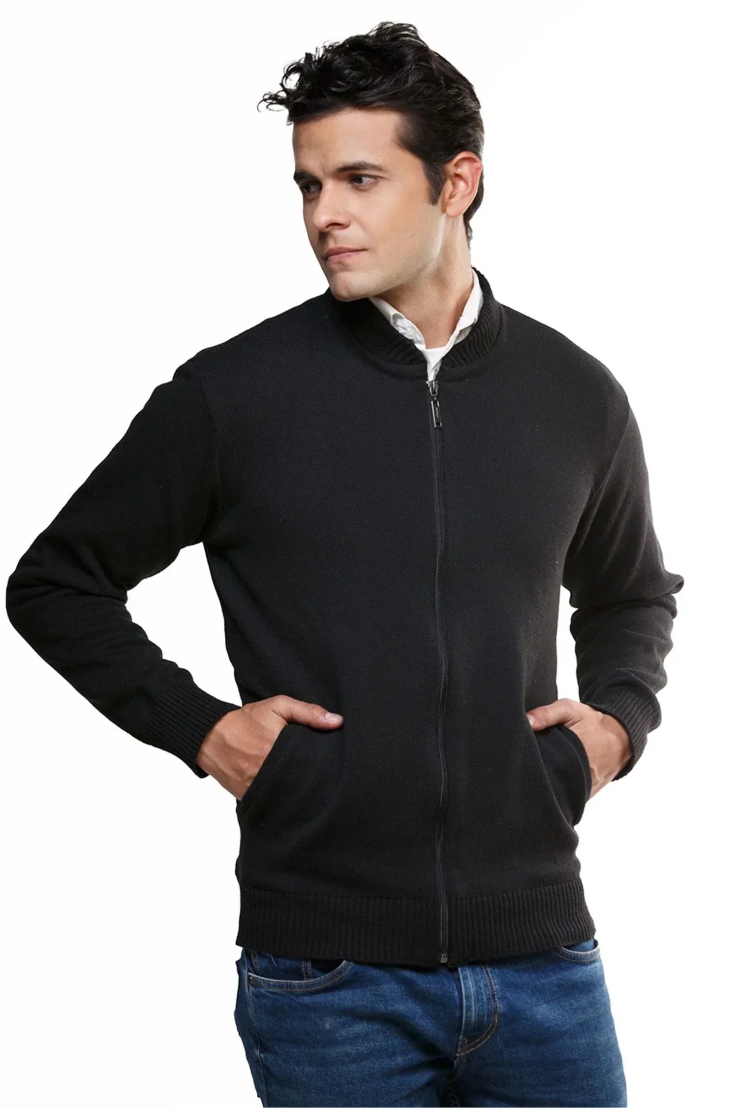 Hombre con chaqueta negra de punto para hombre, cierre frontal, estilo casual