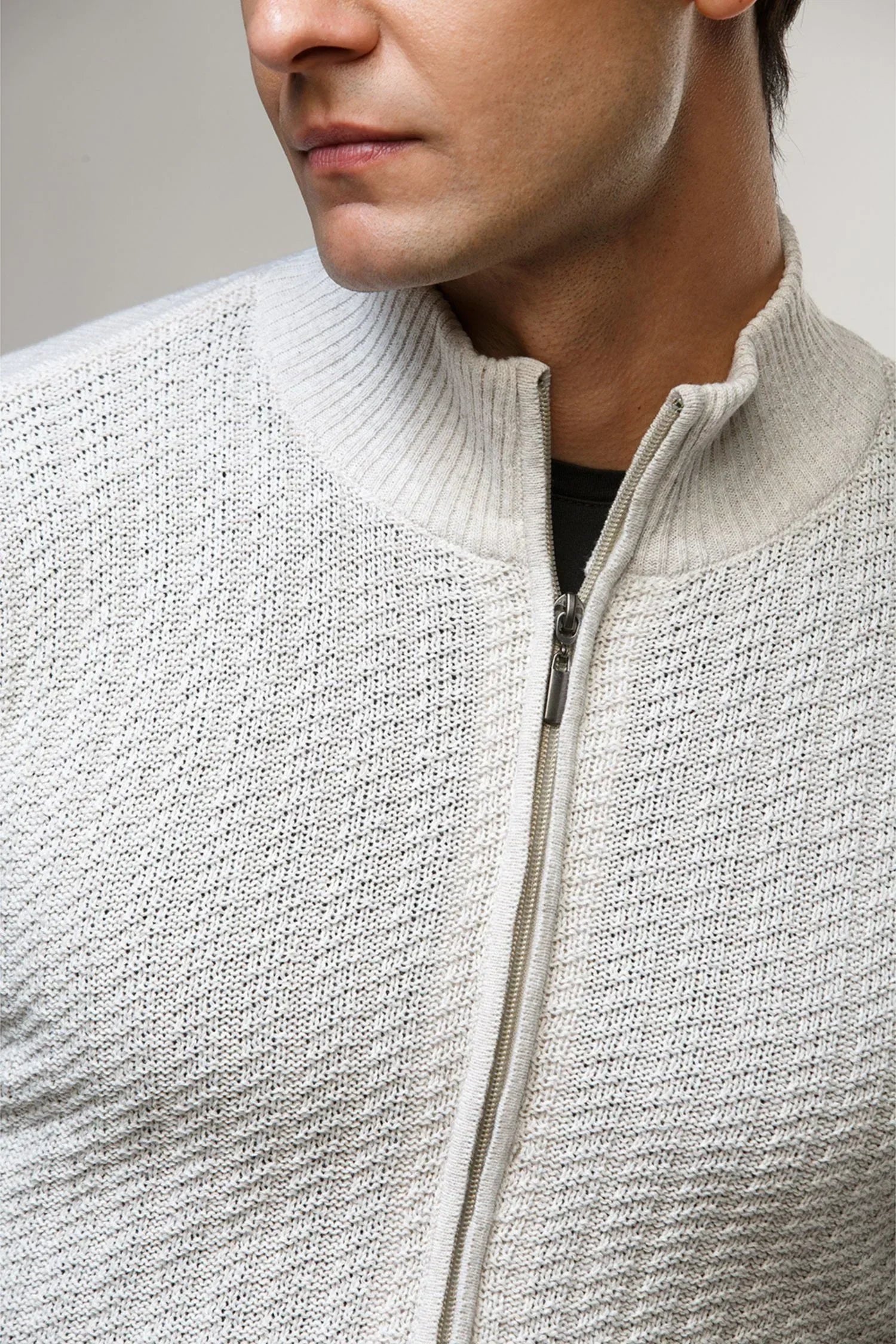 Chamarra tejida de punto para hombre color beige con cierre y cuello alto