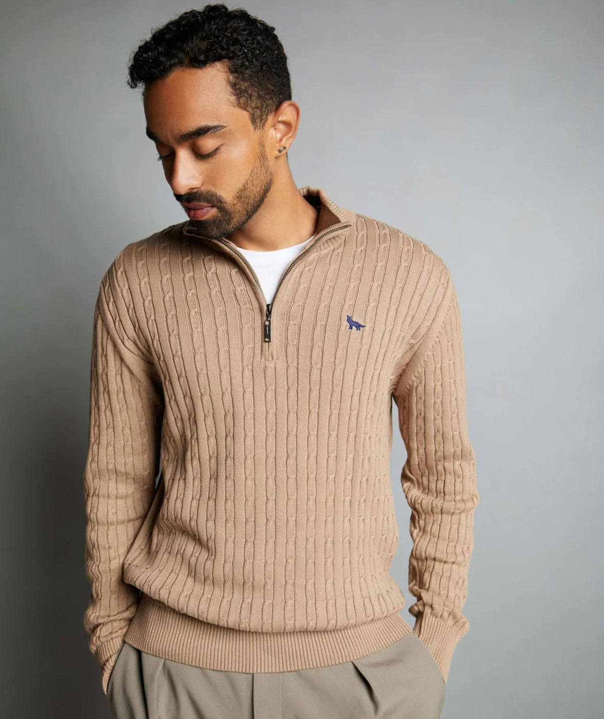 Suéter Palmira Camel con pantalón beige - Medio Cuerpo