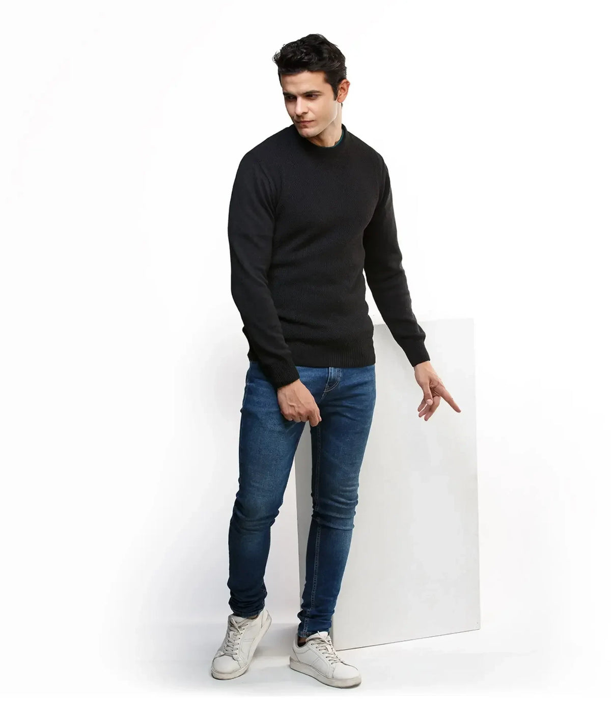 Suéter Pasto Negro - Cuello Redondo con Micro Puntos - look completo - Alison