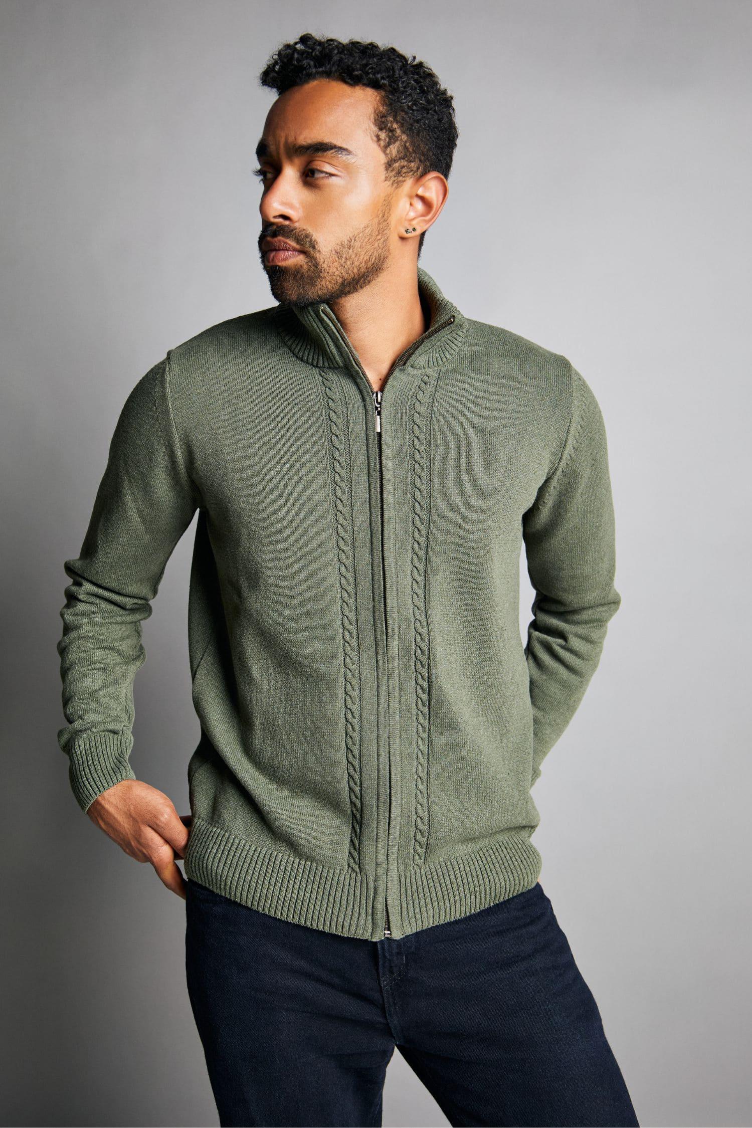 Hombre con chaqueta de punto verde oliva y cremallera, moda masculina elegante