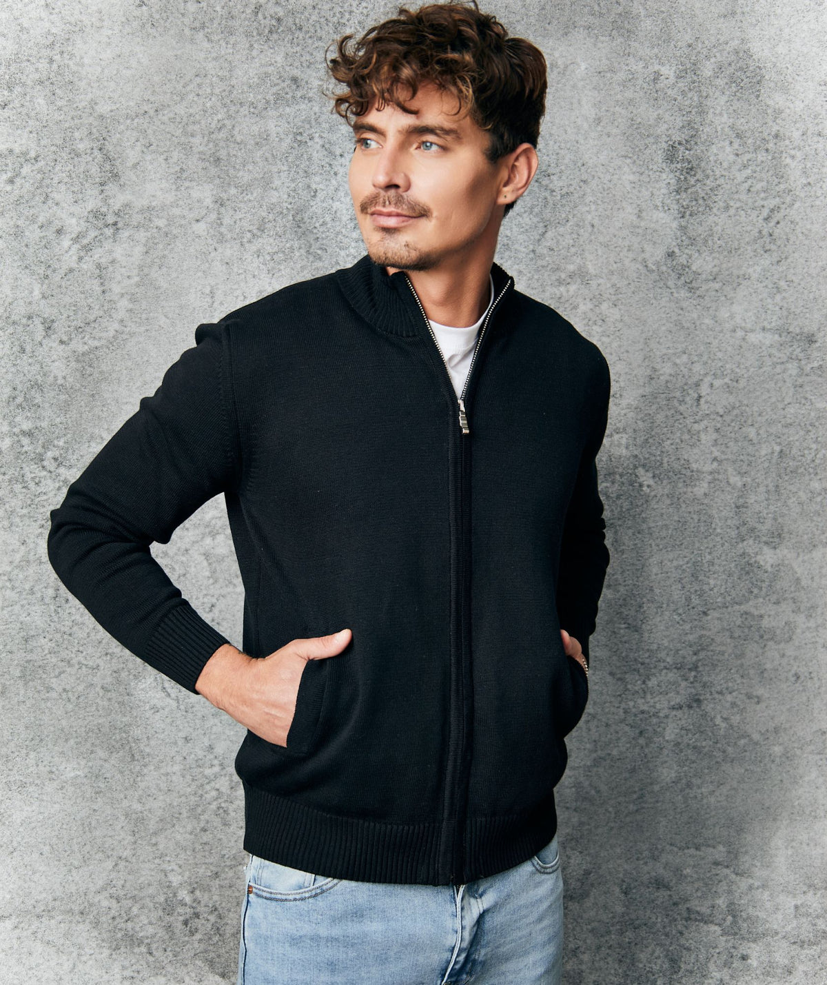 Chaqueta Café Tejida con Cremallera y Cuello Alto - cuerpo completo - Alison