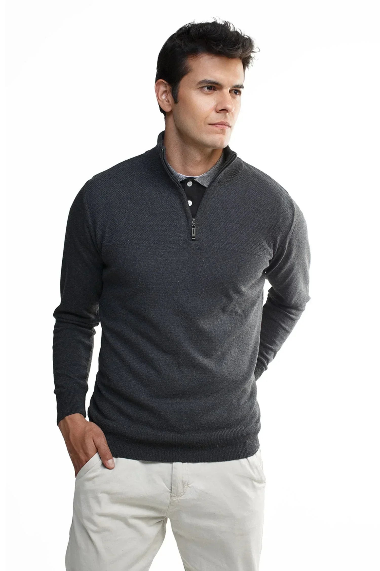 Hombre con suéter de punto gris oscuro con cremallera y pantalón claro, ropa casual para hombre