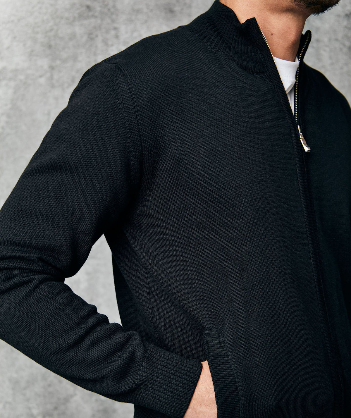 Chaqueta Café Tejida con Cremallera y Cuello Alto - vista lateral - Alison