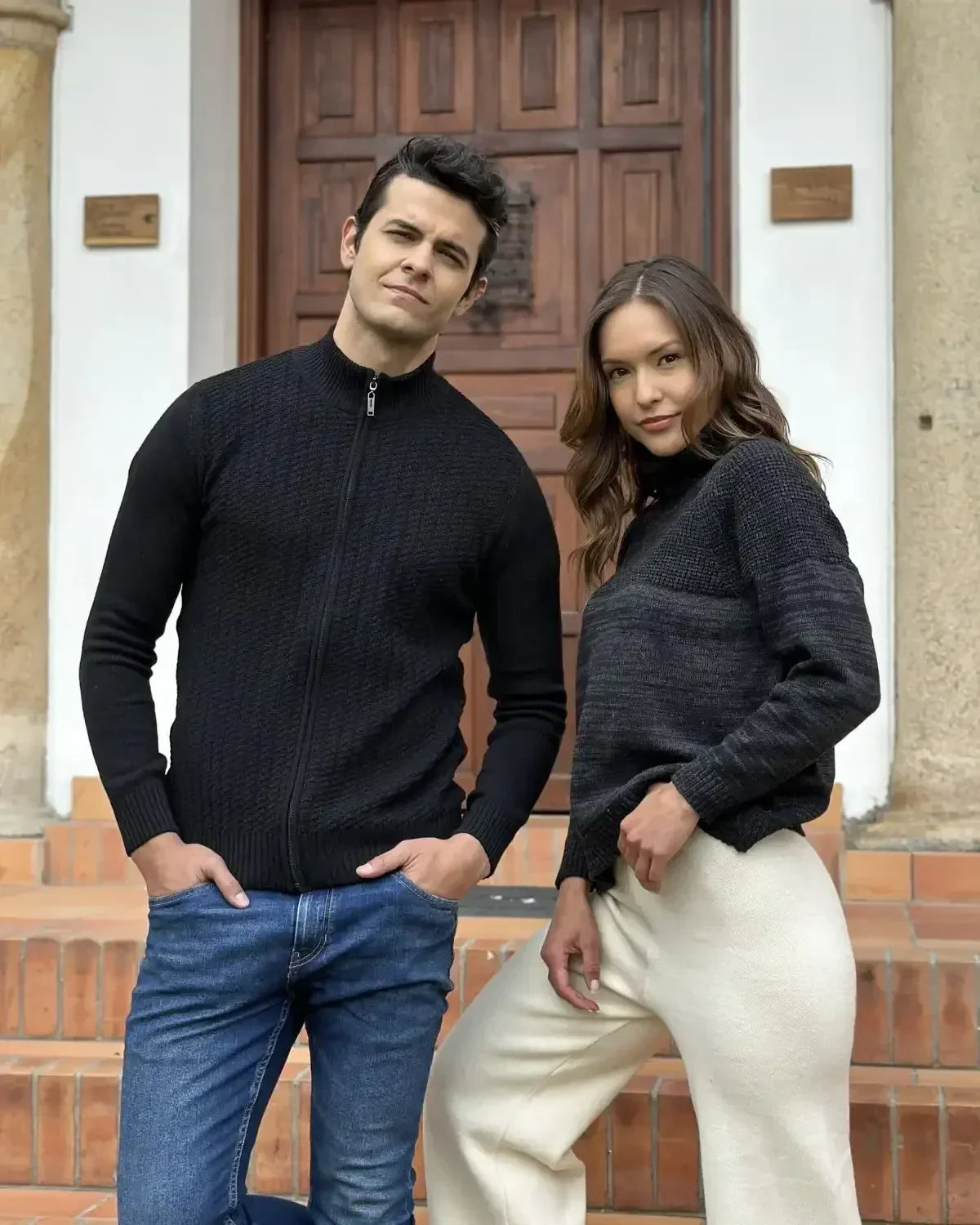 Pareja luciendo suéteres tejidos oscuros en exterior, moda cómoda para hombre y mujer.
