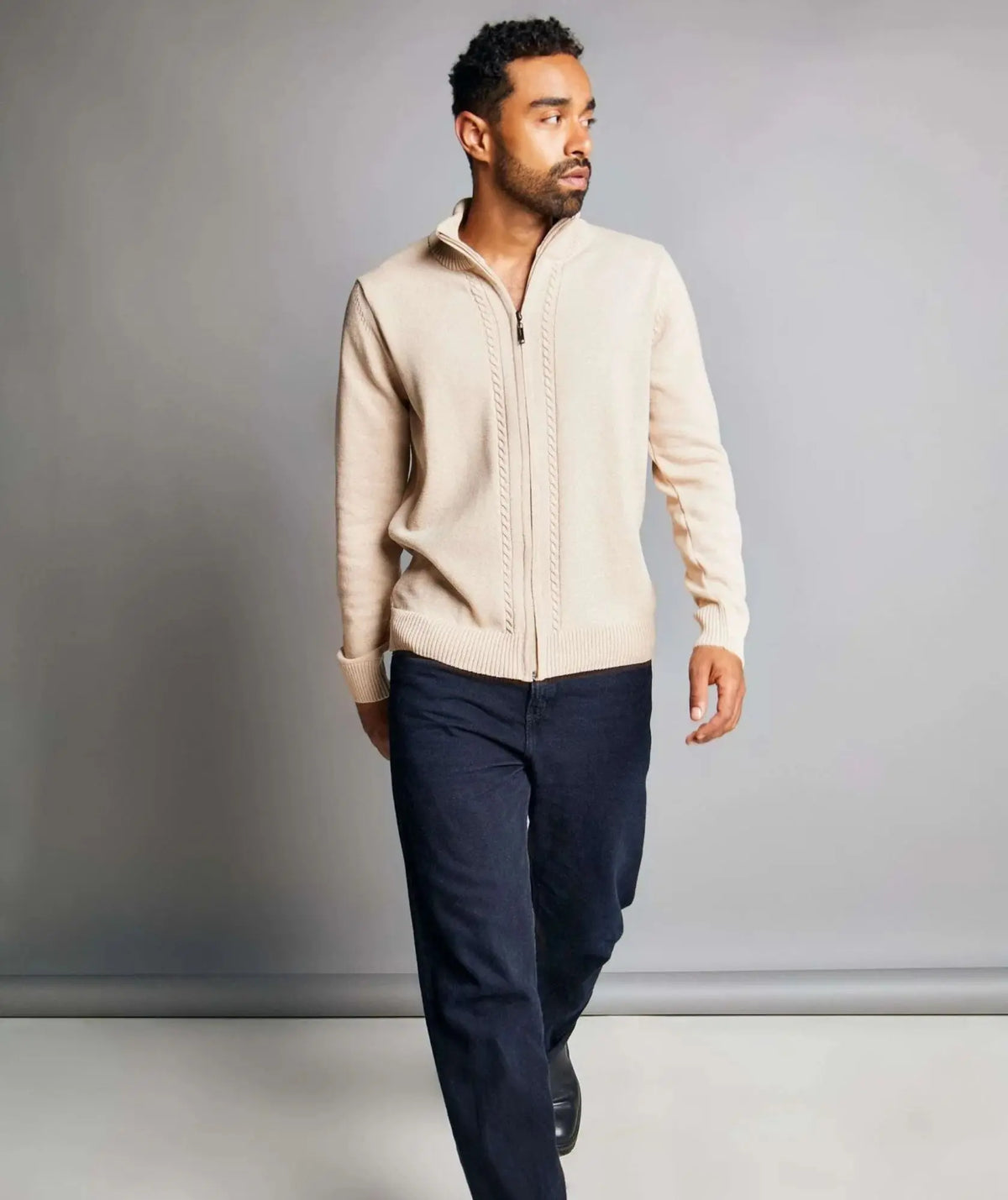 Chaqueta Camel Tejida Con Cierre Y Detalle Trenzado - Tenza