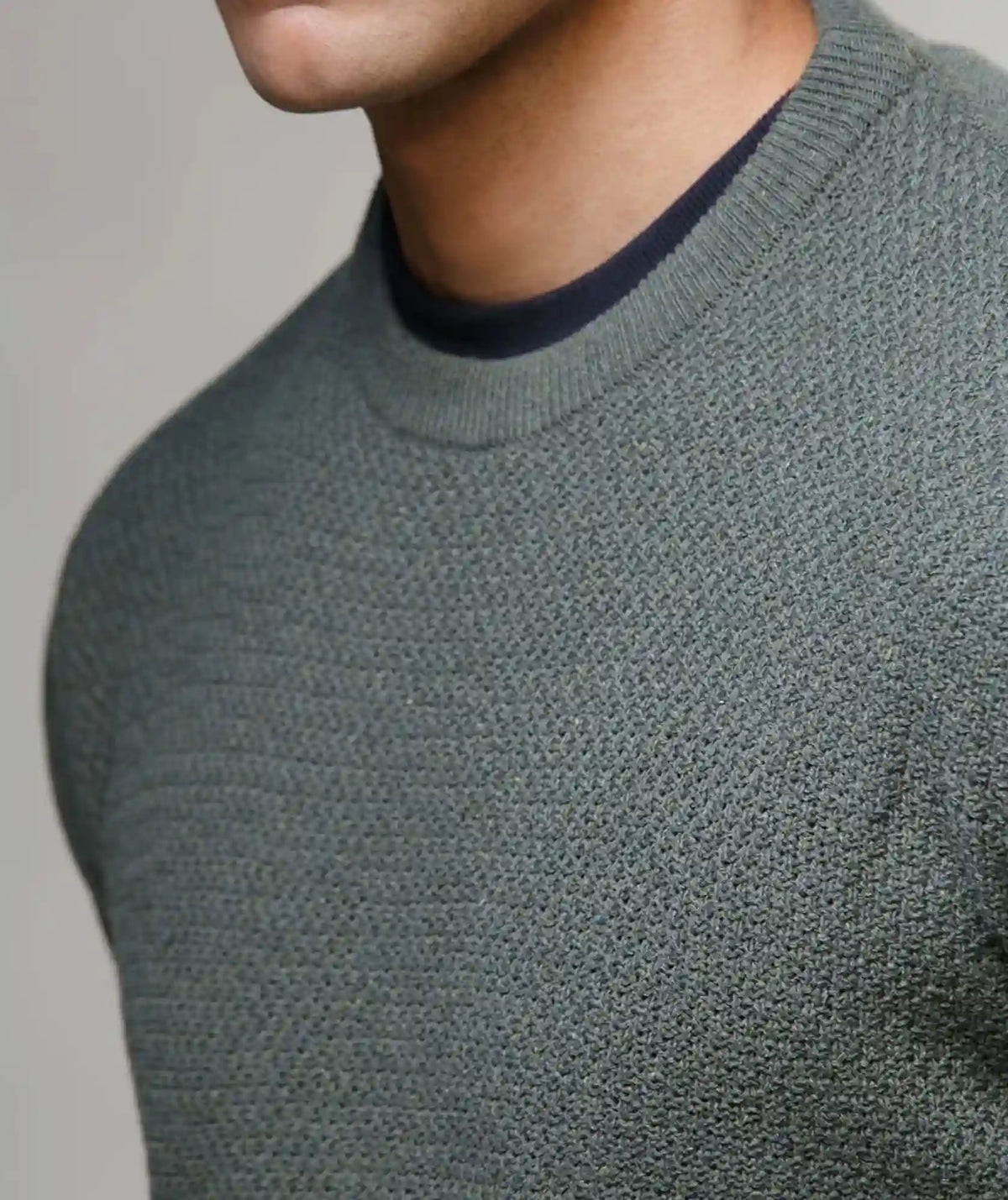 Suéter Cuello Redondo con Micro Puntos - Pasto